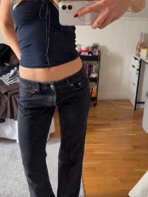 svarta jeans lager157  - säljer ett par svarta lågmidjade jeans från lager 157, modellen ”icon” storlek M. slitning längst ner baksida ben. (bild 4) annars i fint skick. skriv vid intresse eller frågor! 🩷