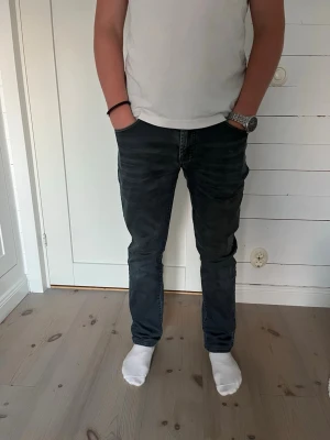 Jacob Cohën Jeans - Säljer nu dessa snygga Limited Edition Jacob Cohën jeans!  Den har färgen grå/blå, och har en snygg wash.   Storleken är 31, och jag skulle säga att den sitter som det också, alltså är den true-to-size. Passformen är 688, alltså sitter den som slim.  Skicket är 9/10, använda några gånger, men fortfarande otroligt fint skick och utan fläckar.  Nypriset är 4999 kr❌ Mitt pris är 1299 kr✅  Om du har några frågor eller funderingar är det bara att fråga, och priset är inte hugget i sten!🤝🤗