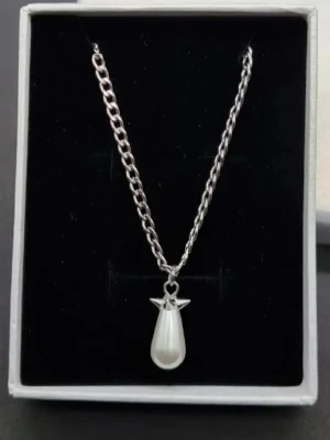 Handgjorda örhängen - Material-rostfritt stål 201. Stilren halsprydnad inspirerad av Maria Nilsdotter. ☝️Vid köp ingåren en extra berlock som kan bytas ut, då själva hänget är ömtåligt och känsligt för stötar. #55