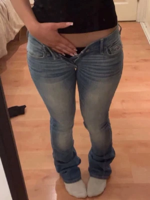 Ljusblå jeans från Hollister - Säljer ett par lågmidjade ljusblå jeans från Hollister💗 Säljer för att de är för små för mig. Har sprätt upp de där nere vid benen men det syns inte när man har på sig dom💗
