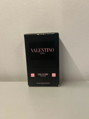 Valentino Uomo Born In Roma Intense - Valentino Uomo Born In Roma Intense är en lyxig herrparfym i en mörk, elegant glasflaska med nitar och svart lock. Doften är intensiv och modern, perfekt för dig som vill sticka ut. Förpackningen är svart med rosa detaljer och ger en exklusiv känsla. Den är lite isönder 