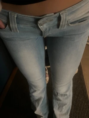 Jenas lågmidjade  - Jättesnygga lågmidjade jeans ifrån cheap Monday, dessa jeans va ifrån början mörkblå (kvarg jeansen) men har blekt dom, storlek w26 L30❣️❣️