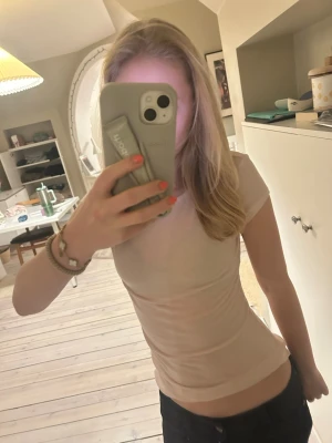 Ljus rosa  tight t-shirt - Säljer en enkel och stilren ljus rosa t-shirt med och tight passform. Perfekt för dig som gillar en clean look och vill ha något som är lätt att matcha med jeans eller kjol. Materialet känns mjukt och bekvämt mot huden. Skriv vid frågor 💕💕