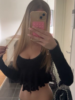 Svart croppad topp från gina - svart kort tröja från gina tricot, knappt använd❤️❤️ 