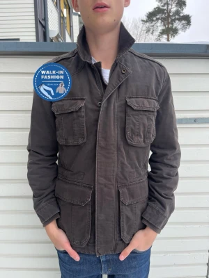 Fieldjacket från Sisley - Tja! Säljer nu denna sjukt snygga fieldjacket fårn sisley. Skick 8.5/10 riktigt bra utan synliga defekter. Modellen är 185 och väger 72kg men passar allt mellan 179-189. Hör av er vid funderingar!