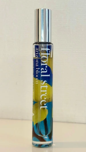Floral Street Arizona Bloom 10 ml - Floral Street Arizona Bloom, 10 ml. Underbar doft som är svår att få tag på. Kvarvarande mängd syns på bild. Givetvis förvarad mörkt, torrt och svalt. 