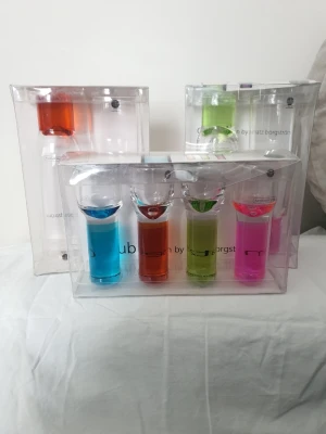 Färgglada glas Club Matz Borgström - Säljer ett set med färgglada glas från Club-serien designade av Matz Borgström. Glasen har bottnar i blått, orange, grönt och rosa och är tillverkade i glas. Perfekt för att göra festen lite roligare med snygg design.