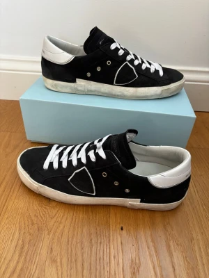 Philippe Model svarta sneakers - Hej 👋 säljer dessa detta dojor de har använts lite men har inga defekter. Garanterar att de är äkta och har kvitto, box ingår. Frakt inom 24 ‼️