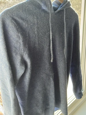 Ljusblå merinoull hoodie  - Säljer en ljusblå stickad merinoull hoodie. Materialet känns mjukt och lyxigt. Denna hoodie passar ifall du är mellan 170-175 och jag skulle säga att det är en Xs eller S.  Jag säljer den för 299kr och priset är såklart diskuterbart. Hör av dig vid frågor eller funderingar‼️