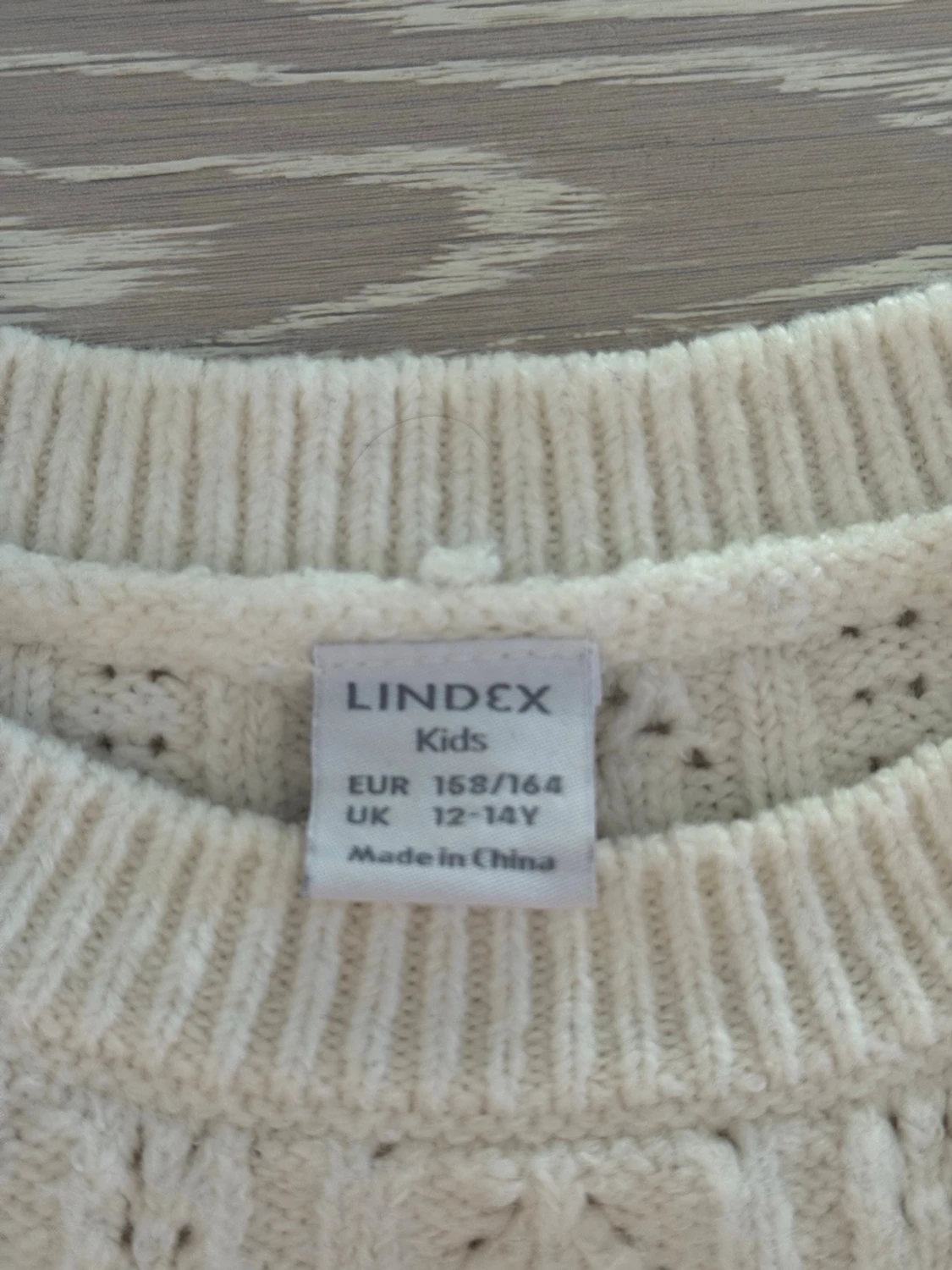 Vit stickad tröja med volangdetaljer - 2