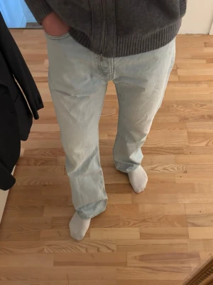 Ljusblå raka jeans från HOPE - Säljer ett par ljusblå jeans från HOPE som e bootcut. Sitter pefekt över skorna och är riktigt fina till sommaren, passar med allt verkligen. Nypris 2400:- och använda drygt en sommar.
