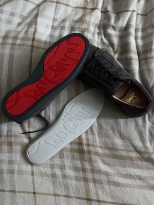 Mörkgråa loubs - Riktigt feta mörkgråa loubs bara att skriva vid några frågor