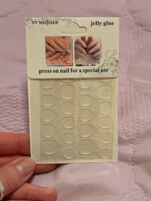 Jelly glue nageltejp VV MEIJIAER - Jelly glue nageltejp från VV MEIJIAER, perfekt för att fästa lösnaglar snabbt och enkelt. Transparenta, tunna klisterlappar i olika storlekar som passar alla naglar. Smidig att använda och ger ett naturligt resultat.