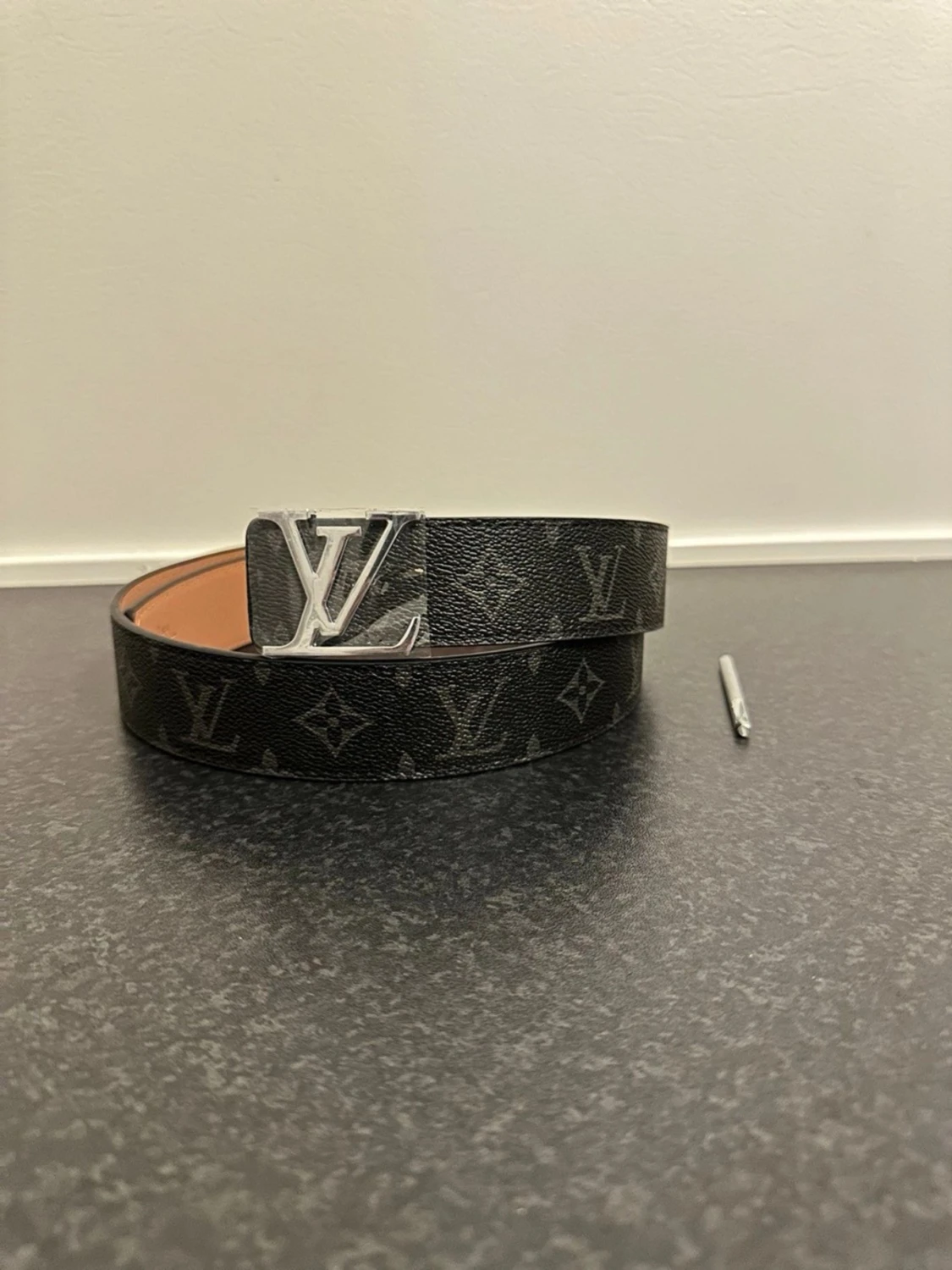 L.V svart bälte med L.V-spänne - 4