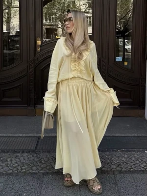 Ljusgul långkjol från Hm storlek 38  - Snygg ljusgul långkjol från hm. Tyvärr för stor för mig och för lång. Oanvänd med prislapp kvar på kjolen. Storlek 38. 