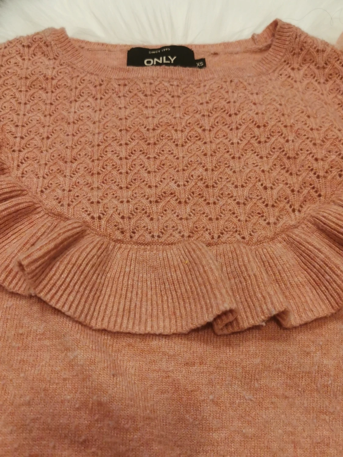 Snygg stickad tröja med volang från ONLY - 1