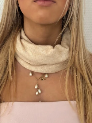 Kashmirbuff - sand - Beige Kashmir buff🤎Sand🌅Det finns ett begränsat antal så hör gärna av dig innan du köper. Mått: 40 höjd, 23 bredd (rakt över)💞buffen är stretchig och går lätt att vika 