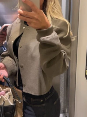 Bomberjacka - Snygg bomberjacka i grönt från Hm. Köpt på Vinted men får tyvärr ingen användning för den. Den har lite lösare och boxig passform, perfekt nu till våren! 😍