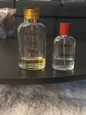 Två La Rive parfymer - Säljer två fräscha parfymer från La Rive: Vanilla Touch och Elegant. Perfekta för dig som vill testa nya dofter till ett bra pris. Båda är eau de parfum och kommer i snygga flaskor. Båda för 10 kr då jag bara vill bli av med de. Använd gärna bundlerabatterna💕