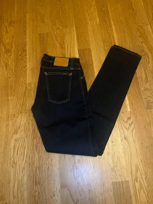 Nudie jeans - Säljer ett par feta nudie jeans. Jeansen är mörkblå, nytt skick, modell - Long John och storlek 30/34. Jeansen är slim. Skriv vid minsta funderingar!