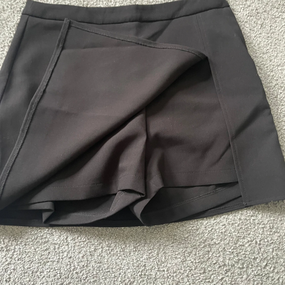 Svart minikjol med inbyggda shorts - 90