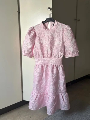 Rosa klänning  - Säljer denna klänning i storlek XS!! Har använts en gång. Är 165 och den är lite lite över knäna