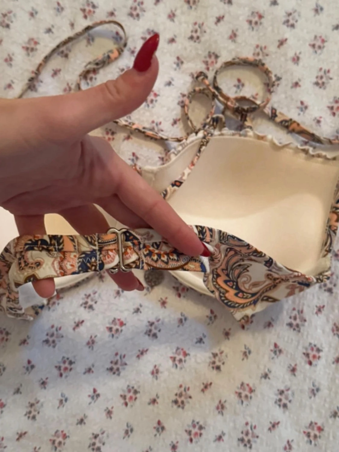 Mönstrad bikiniöverdel med knyt - 1