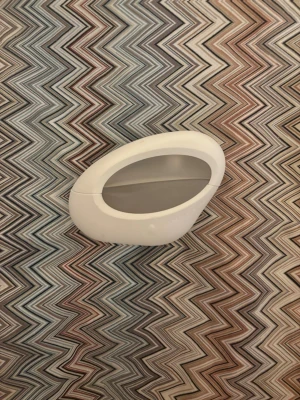 Ariana Grande Parfym 100ML - Ariana grande parfym I 100ml.  Doftar super gott!!   Doftnoter Topp: Rosa freesia, mörka plommon, mysk Hjärta: Orrissmör, vit pralin, jasminblad Bas: Vanilj, kakaosmör