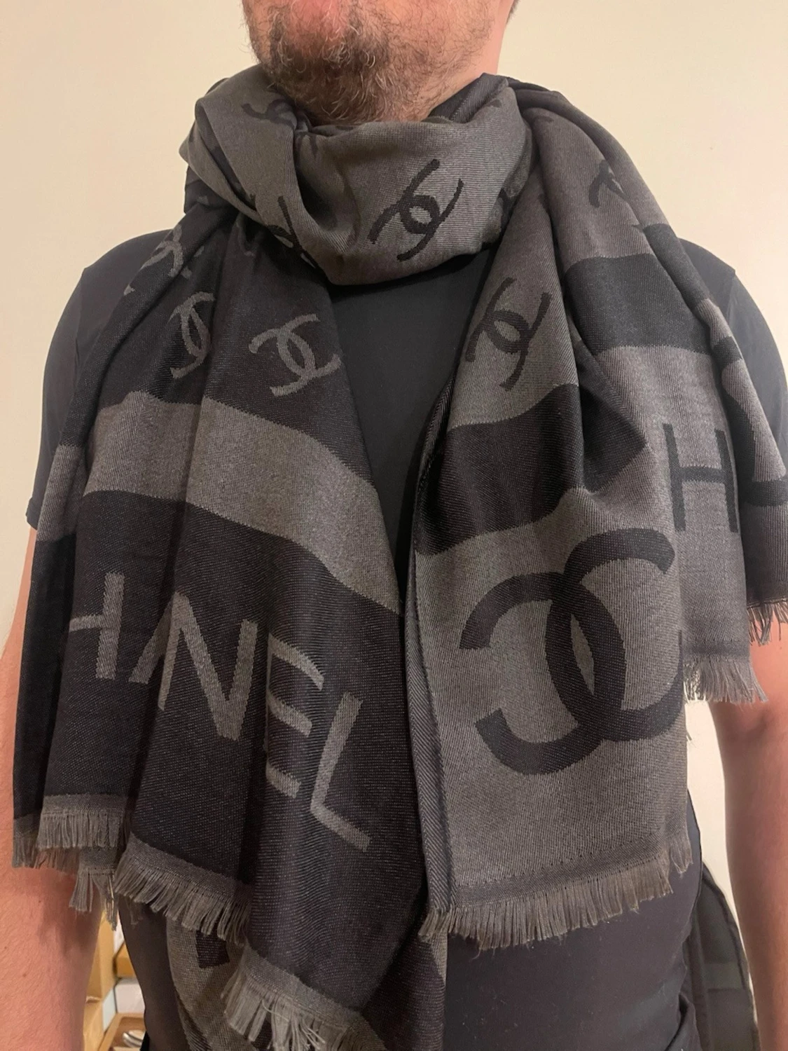 Mörkgrå halsduk från Chanell