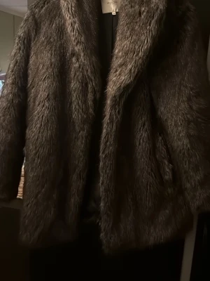 Grå pälsjacka från Selected Femme - Snygg grå fuskpälsjacka från Selected Femme i storlek 38. Mycket bra skick, knappt använd. Skickas nytvättad