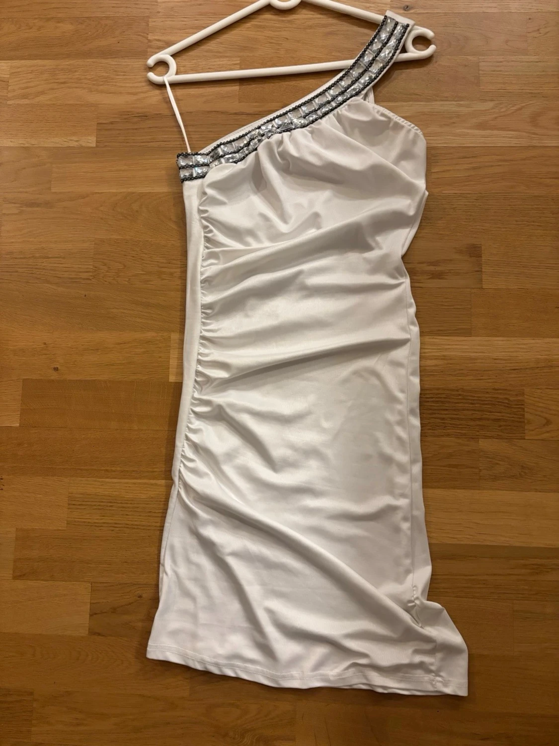 Vit oneshoulder klänning med paljetter. - 1