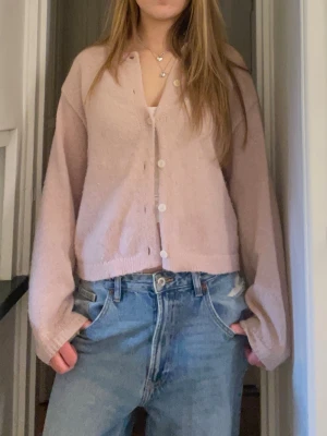 Ljusrosa kofta med knappar - Supernysig kofta ifrån Vera moda perfekt till våren! Aningen norpig. Säljs i befintligt skick se bilderna.