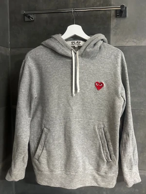 Comme Des Carçons  - Hola 👋• säljer denna as snygga hoodien från Märket Comme Des Carçons• skick 9/10, självklart äkta som ni kan se på bild 3• Storlek M• Pris 1399kr (ej hugget i sten)• Skriv i pm för fler frågor och bilder• Caio 👋