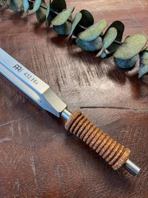 Stämgaffel 432 Hz med korkhandtag - Säljer en stämgaffel från Meinl som är stämd till 432 Hz. Tillverkad i metall med ett greppvänligt handtag lindat i kork för extra komfort. Perfekt för dig som sysslar med musik, meditation eller ljudterapi.