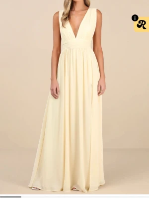 Ljusgul långklänning med v-ringning - Säljer en superfin klänning från lulus, endast testad men va lite snabb med att ta av prislappen så den finns inte kvar tyvärr. Köpt för 1200kr! 