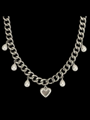 Silvrigt 9mm bred halsband med hjärtberlock & droppformade pärlor - Elegant halsband i rostfritt stål – finns även i guldpläterad variant. Matchande örhängen finns i en separat annons.  Material: Rostfritt stål och  ABS (Det står för Acrylonitrile             Butadiene Styrene) för pärlorna Längd: Justerbar 38-43cm Bred: 9mm Nickelfria och handgjorda  