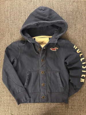 Hollister cardigan - sjukt sällsynt  - Mycket eftertraktad Hollister cardigan i mörkblå färg. Populär modell som är svår att få tag på, särskilt i detta skick.  Skriv vid intresse eller för snabb affär ✌️ Skickas inom 24h 📦 