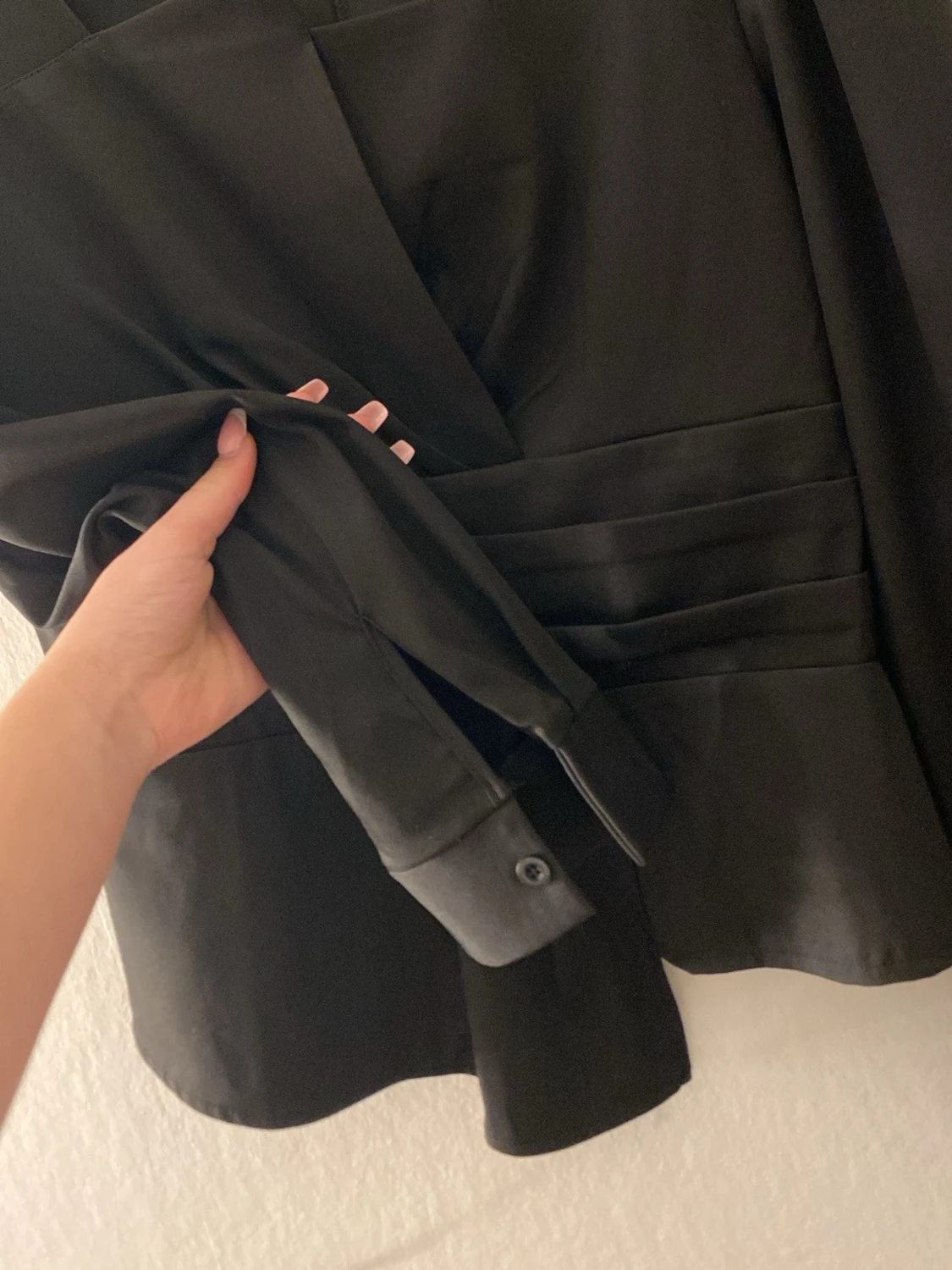 Svart asymmetrisk blus med v-ringning - 3