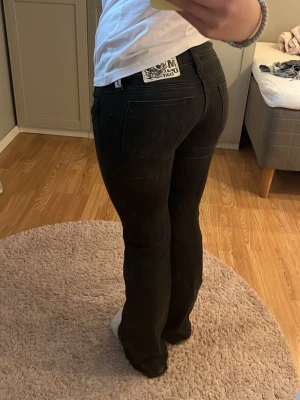 Svarta Cheap Monday jeans - Säljer ett par svarta bootcut jeans från Weekday med utsvängda ben. Andvänta men inte överdrivet eftersom att dem sitter lite tajt på mig. Bra i längden på mig som är 160!