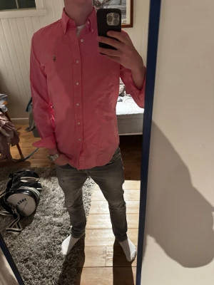 Ralph Lauren Skjorta - Snygg rosa Ralph Lauren skjorta | Kanon skick | Modellen på bilden är 182 och väger 70 kg | P042