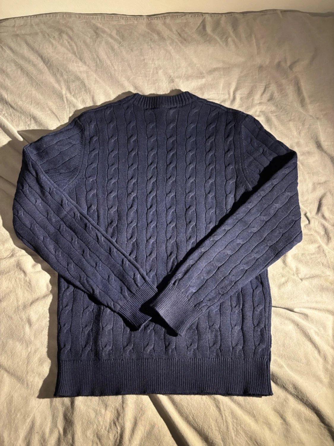 Mörkblå kabelstickad tröja - 1