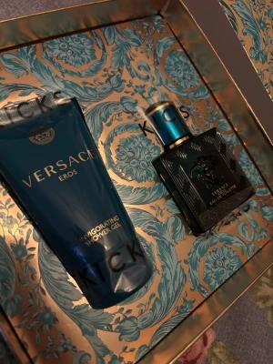 Versace Eros parfymset - Lyxigt parfymset från Versace med Eros Eau de Toilette och matchande duschgel. Båda produkterna kommer i snygga blå förpackningar med guldiga detaljer och Medusa-huvud. Perfekt presentförpackning med elegant mönstrad design. Inget är öppnat eller luktat på, tejpen sitter kvar precis som ny.