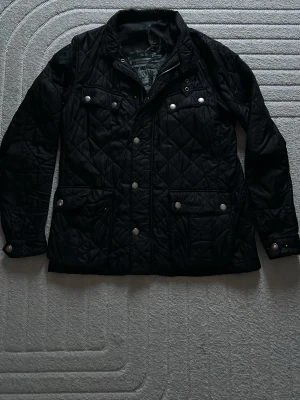 Barbour field jacket - Barbour quiltad field jacket storlek L men passar M passar mig som är 183, om ni har några frågor är det bara att fråga