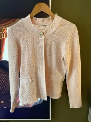 Ljusrosa kofta från RoseBud - Söt ljusrosa kofta från RoseBud