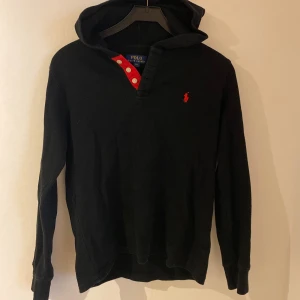 Polo Ralph Lauren tröja - Polo Ralph Lauren tröja i storlek XS som är i väldigt bra skick! Hör av er vid frågor!