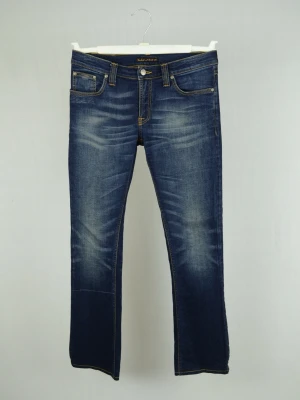 Nudie Jeans  - NUDIE JEANS Storlek : 30/34 Modell : Narrow Boot Mått : A = 41CM - B = 101CM Användning : Jeansen är i ett väldigt fint skick utan defekter Nypris : Cirka 2000SEK Modellen på bilden : 182CM och väger 78KG