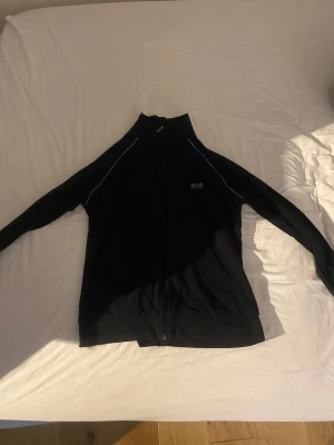 Svart ziptröja från Hugo Boss -  Den sitter som M skulle jag säga. Pris går att diskutera 
