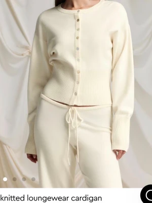 Krämvit stickad kofta - Slutsåld kofta, endast använd en gång