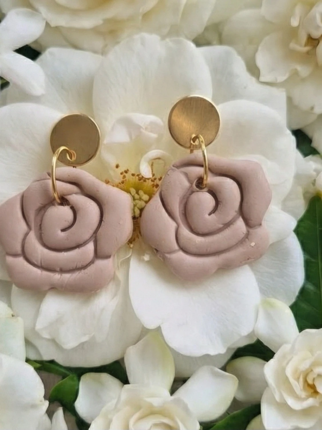 Örhängen i Polymerclay "Beiga rosor"