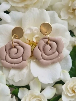 Örhängen i Polymerclay "Beiga rosor" -  Ring 2 cm. Blomma ca 2 x 2  cm Handgjorda örhängen i Polymerclay. Härdade i ugn. Alla smyckesdelar är i äkta silver,  guldpläterat eller rostfritt stål. Ett lätt material som inte tynger ner öronen. Allergivänligt ❤️ (De som har glitter är förseglade med lack för Polymerclay,  så inget faller av.)